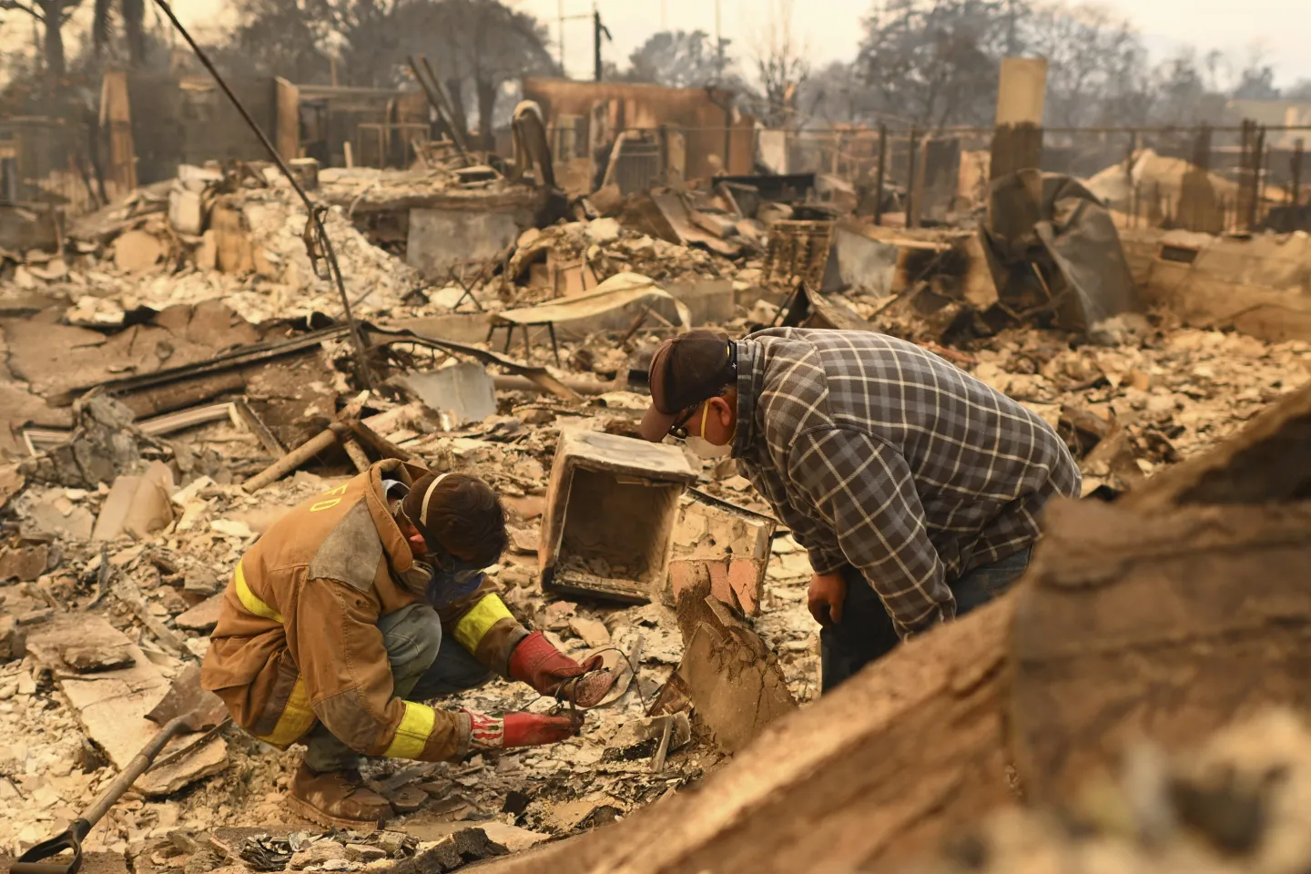 Los Angeles wildfire destruction tops 10 dead and 10,000 structures burned as new blaze ignites and Pacific Palisades remains uncontained