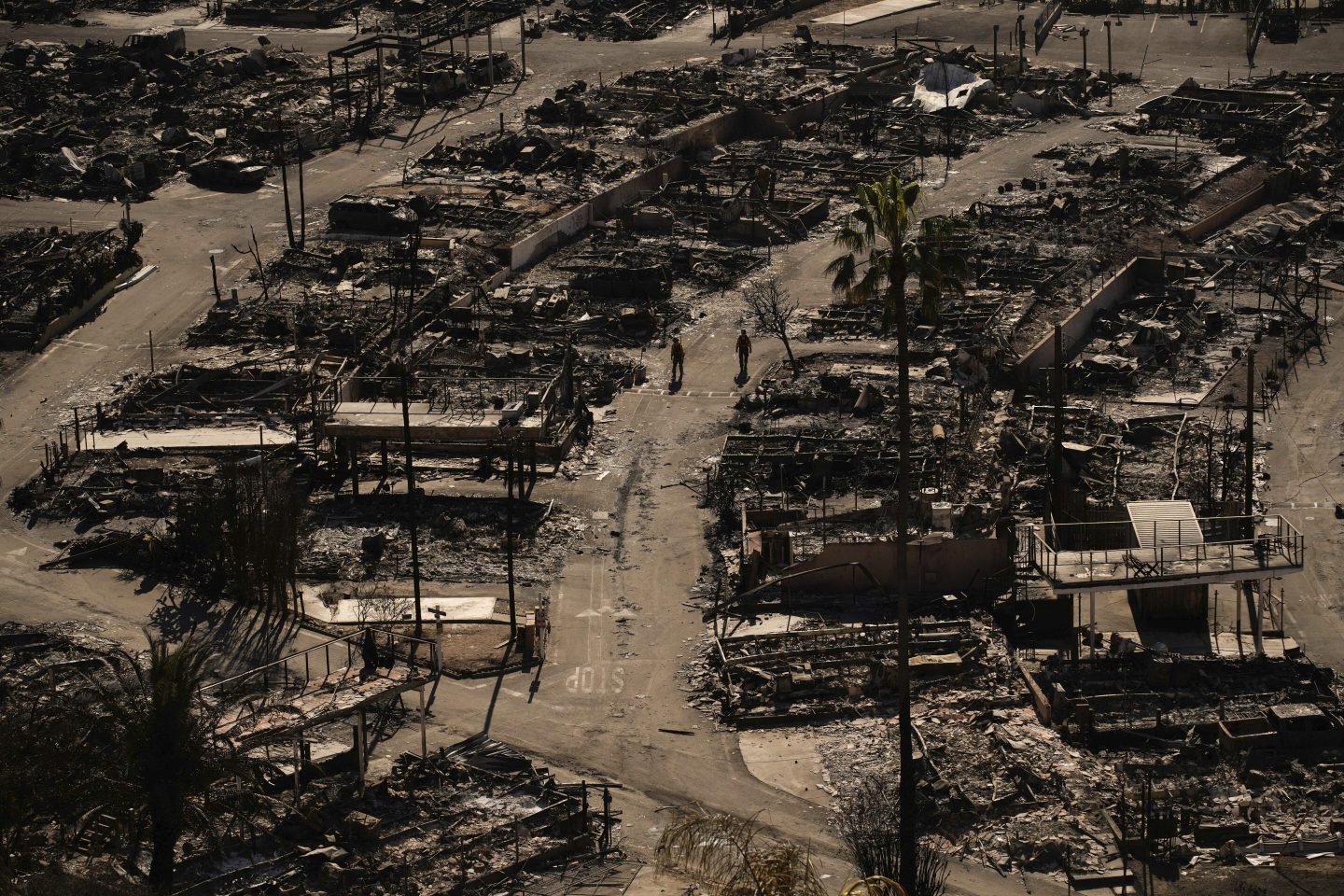 Los Angeles set to be pummeled again by strong winds that could ground firefighting aircraft in threat to area’s fight against massive infernos