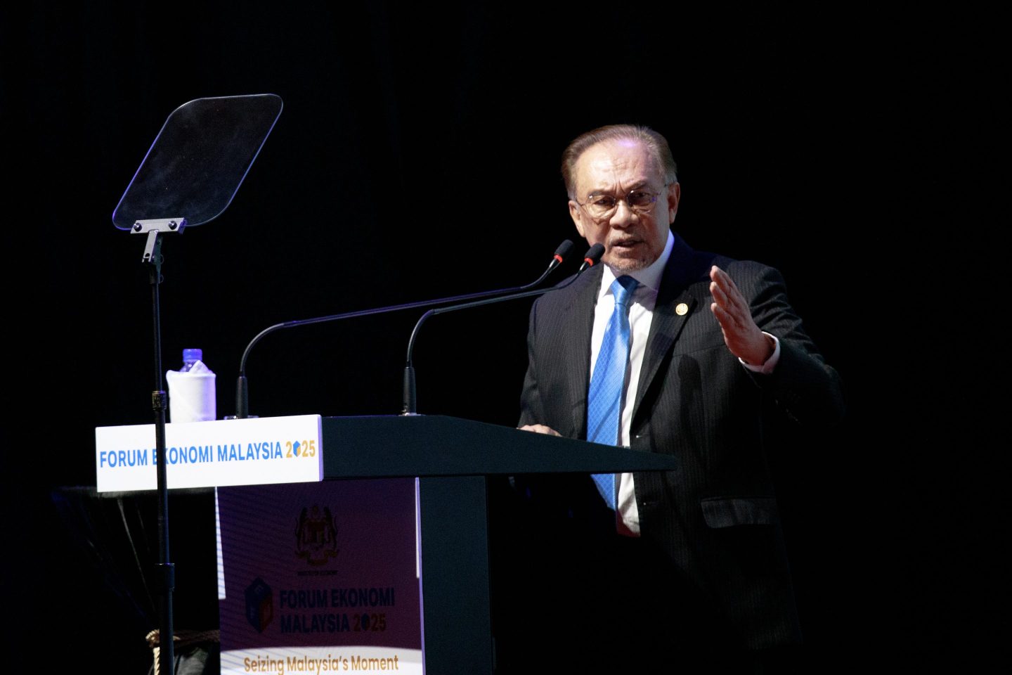 Anwar Ibrahim, Malaysia&#039;s prime minister, speaks during the Malaysia Economic Forum 2025 in Kuala Lumpur, Malaysia, on Thursday, Jan. 9, 2025. Restoring fiscal health is key for Malaysia to retain emerging Southeast Asia&#039;s highest credit score as Prime Minister Anwar Ibrahim&#039;s government restores political stability and drives the nation&#039;s economic resurgence. Photographer: Samsul Said/Bloomberg via Getty Images