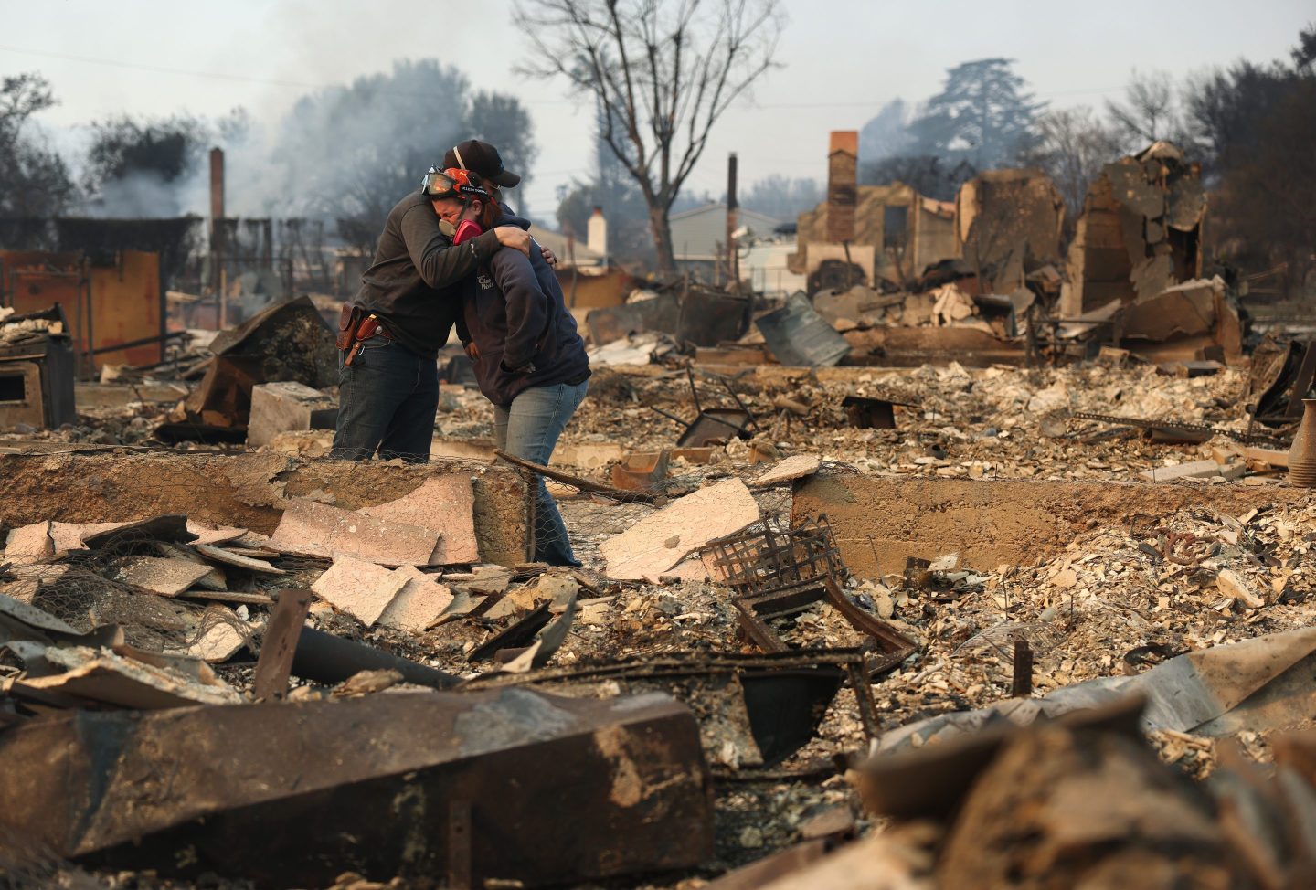 ALTADENA, CALIFORNIA - JANUARY 09: Khaled Fouad (L) and Mimi Laine (R) embrace as they inspect a family member&#039;s property that was destroyed by Eaton Fire on January 09, 2025 in Altadena, California. Fueled by intense Santa Ana Winds, the Eaton Fire has grown to over 10,000 acres and has destroyed many homes and businesses. (Photo by Justin Sullivan/Getty Images)