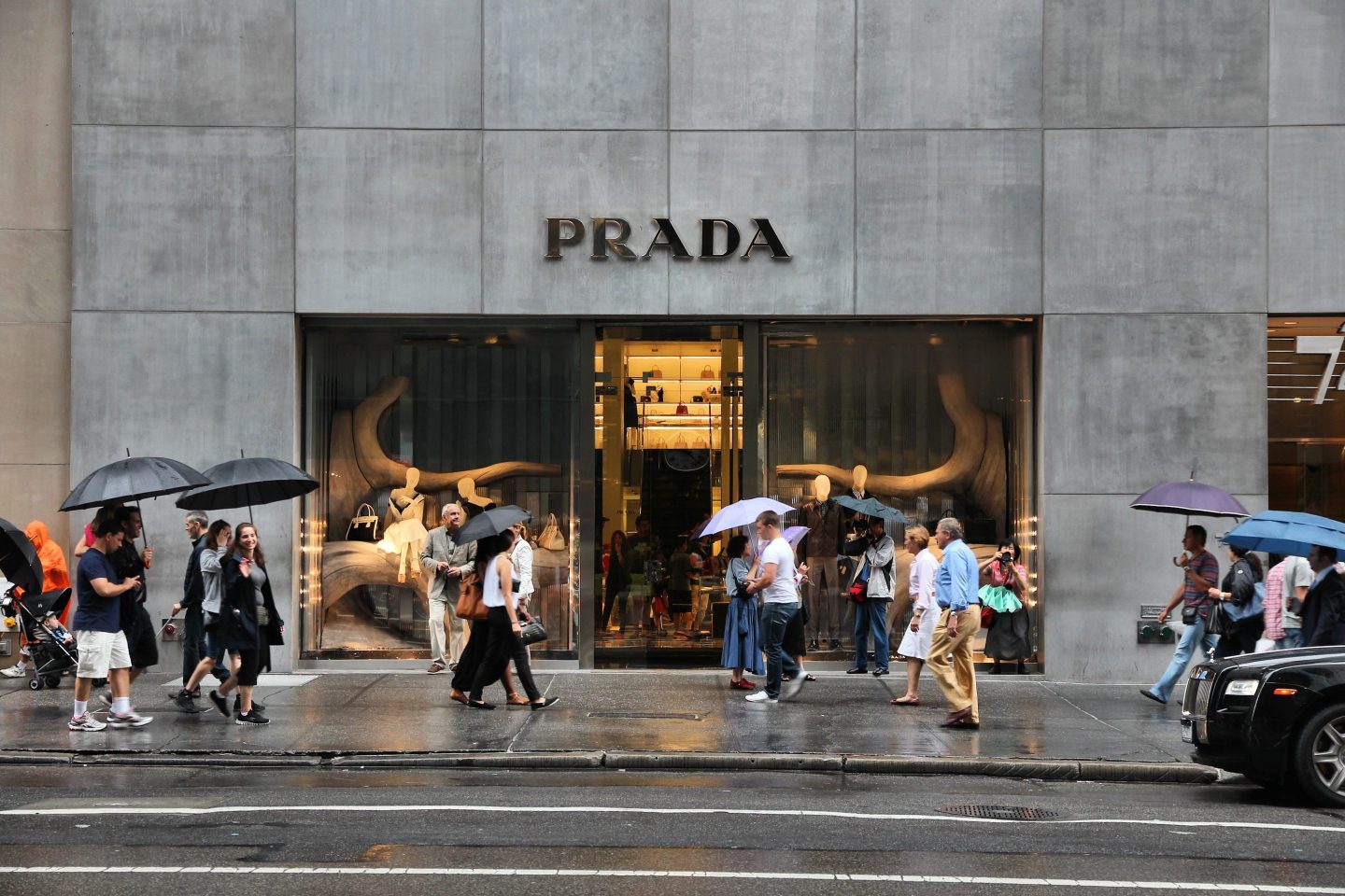 Prada hires Citi to evaluate purchase of Versace, Sole reports